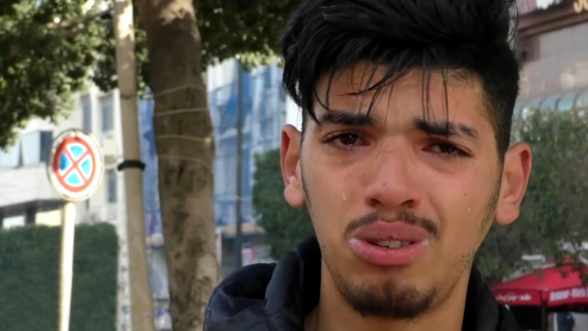 عندما يبكي الرجال.. كيف أشعلت دموع بائع متجول الشارع التونسي غضبا؟