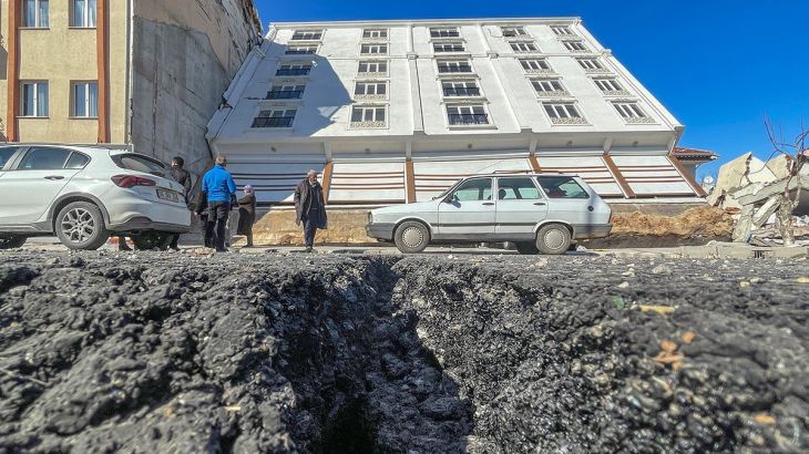البناء المائل في قهرمان مرعش بسبب الزلزال - المصدر صورة متداولة في الصحافة التركية - إبراهيم العلبي - تركيا