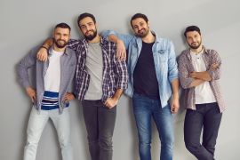 الصداقات الافتراضية تظهر بريقا سهلا في عصر التكنولوجيا لكنها تثير سؤالا عميقا عن حقيقة التواصل الإنساني (شترستوك)