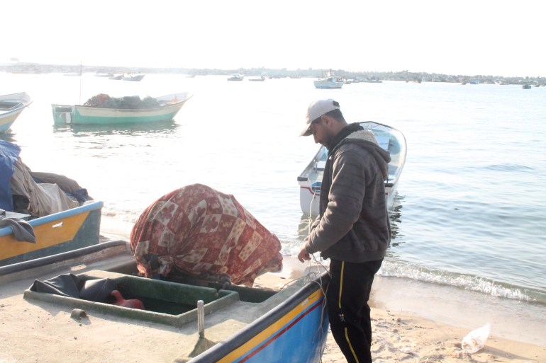الخريج الجامعي محمد أُعرُم خلال عمله كصياد للأسماك 3