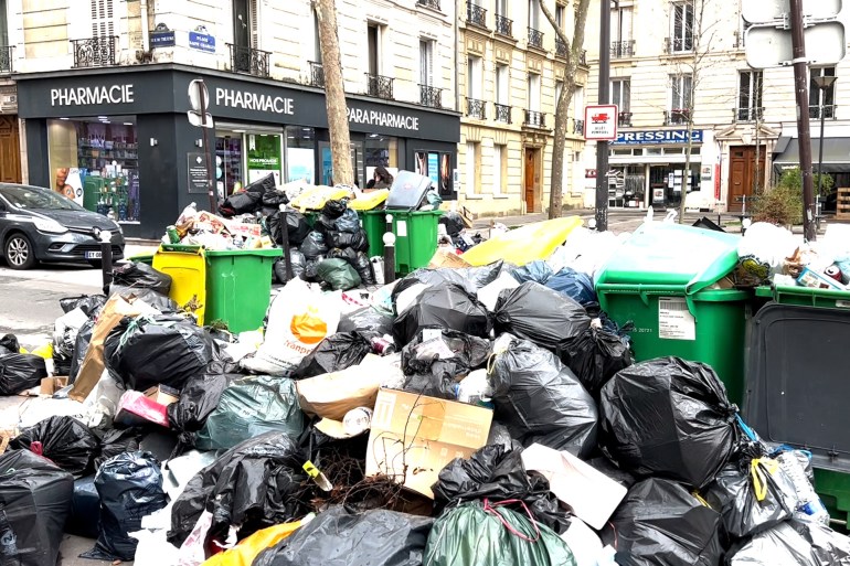 جبال من النفايات في شوارع باريس.. إضراب عمال النظافة بين كفة الضغط السياسي والتداعيات الصحية"‎‎