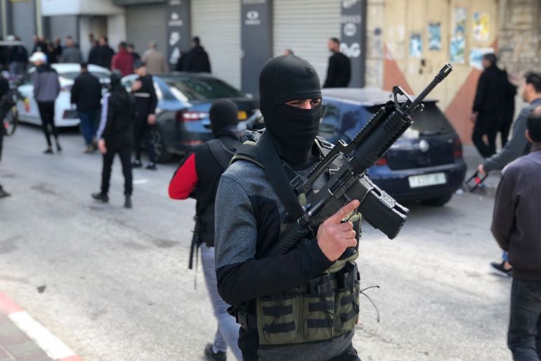 صورة 10 فلسطين 8 مارس جنين فاطمة محمود الجزيرة نت مقاتل يحمل سلاحة في جنازة شهداء مخيم جنين_