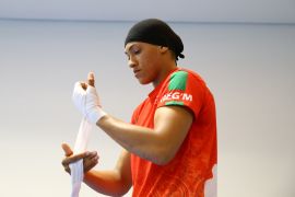 خديجة المرضي أول عربية وأفريقية تفوز بلقب بطلة للعالم في الملاكمة للوزن فوق الثقيل (رويترز)