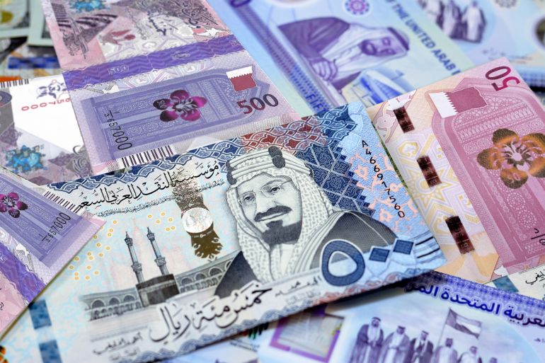 صورة تجمع العملات الثلاث فقط: السعودية والإمارات وقطر