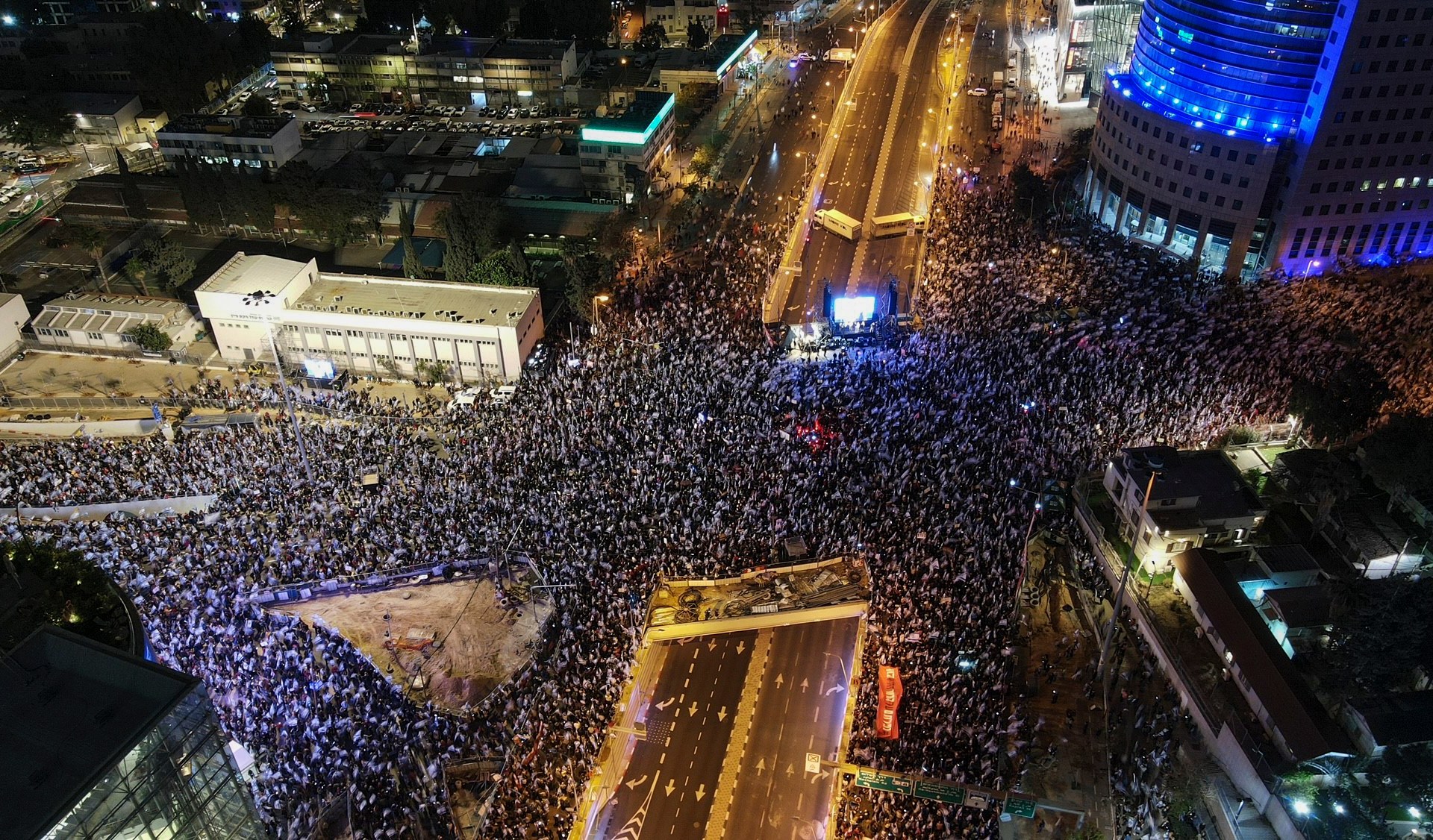 Митинги в израиле. Протесты в Израиле 2023. Протесты в Тель Авиве. 10 Тысяч человек.