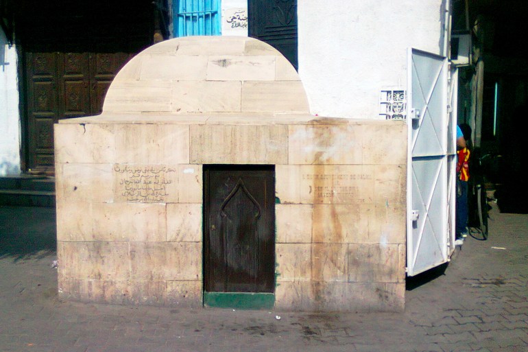Aquesta és la tomba del mallorqui Anselm Turmeda a la ciutat de Tunis This file is licensed under the Creative Commons Attribution-Share Alike 3.0 Unported license. المصدر: Marco Pedretti