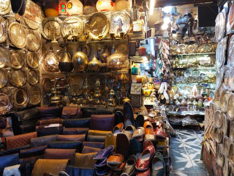 معروضات نحاسية وجلدية منتشرة في سوق خان الخليلي - صورة خاصة من تصوير المراسل
