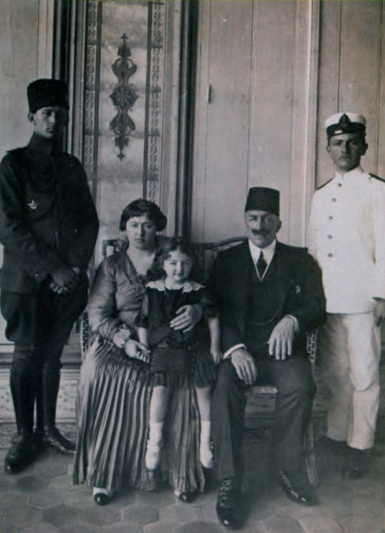 ** للاستخدام الداخلي فقط ** bdulmejid II with his daughter Dürrüşehvar and fourth wife Mehisti Hanım المصدر: Credit: Library of Congress