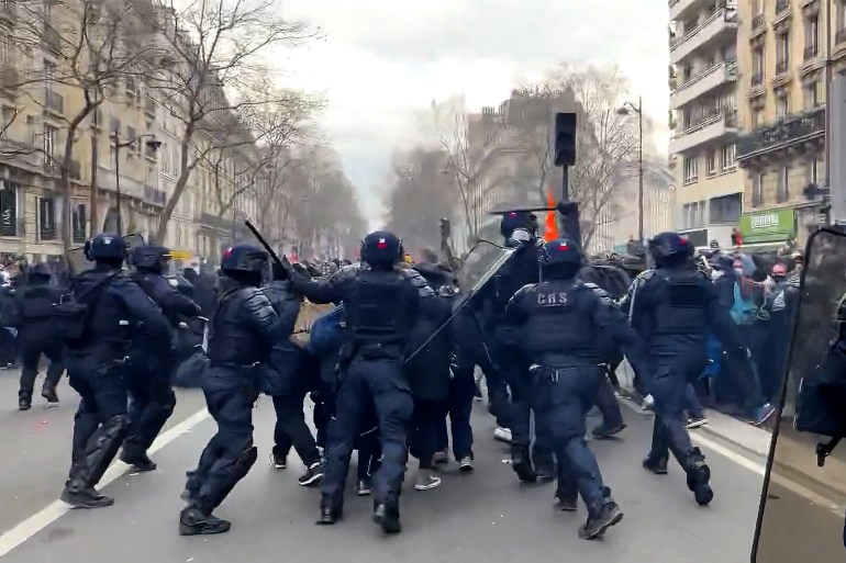 ضرب عناصر الشرطة الفرنسية لمتظاهرين في باريس