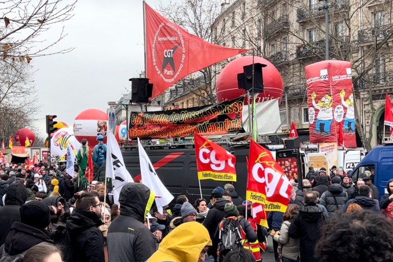 احتجاجات متواصلة في فرنسا ضد قانون التقاعد المصدر المراسلة (الجزيرة)