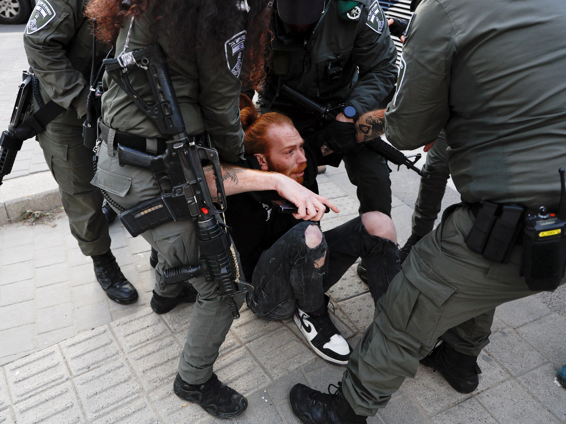 اعتقالات واشتباكات وفوضى عارمة.. استمرار التظاهرات في إسرائيل رغم تجميد خطة إصلاح القضاء