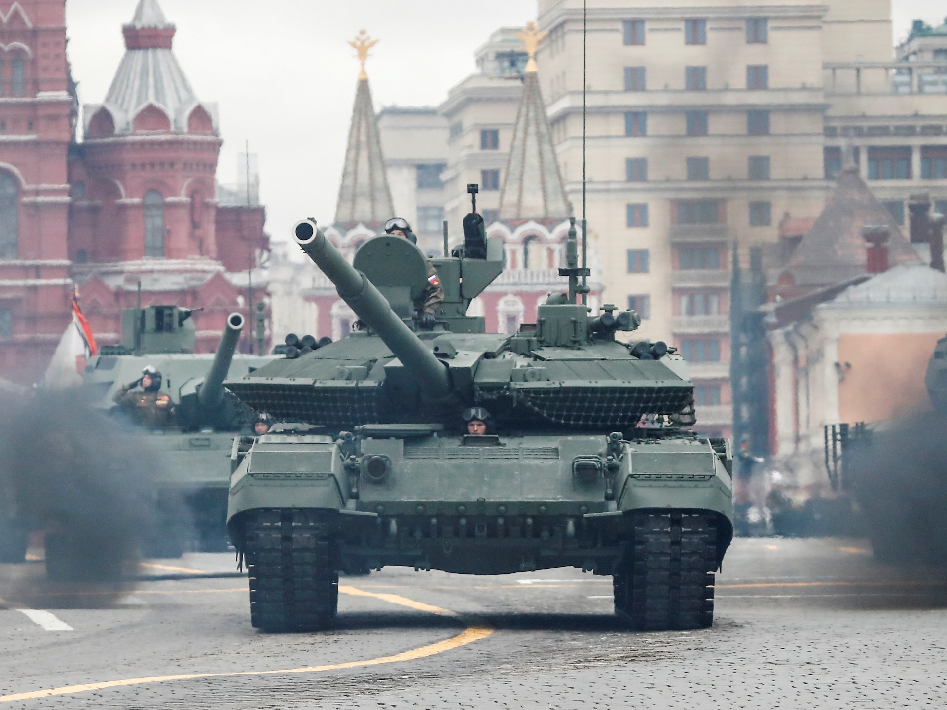 الجيش الروسي يتسلم مئات الدبابات الحديثة وزيلينسكي يقول إن سقوط باخموت ستكون له "عواقب وخيمة"