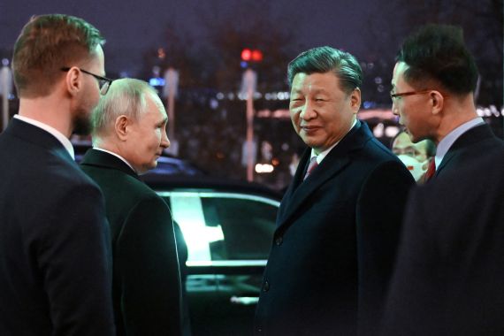 Russian President Vladimir Putin and Chinese President Xi Jinping leave after a reception in honor of the Chinese leader's visit to Moscow, at the Kremlin in Moscow, Russia March 21, 2023. Sputnik/Grigory Sysoev/Kremlin via REUTERS ATTENTION EDITORS - THIS IMAGE WAS PROVIDED BY A THIRD PARTY.