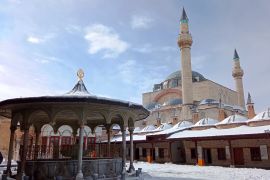 فناء متحف مولانا والمسجد الجامع المجاور له وسط مدينة قونيا (الجزيرة)