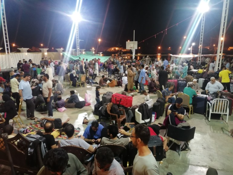 سوريون يأملون في تسهيل مغادرتهم السودان وصلوا بورتسودان في الطريق الى السعودية (الجزيرة)