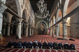 القدس-المسجد الأقصى-المعتكفون يؤدون صلاة القيام قبل قمعهم في بداية رمضان-مواقع التواصل