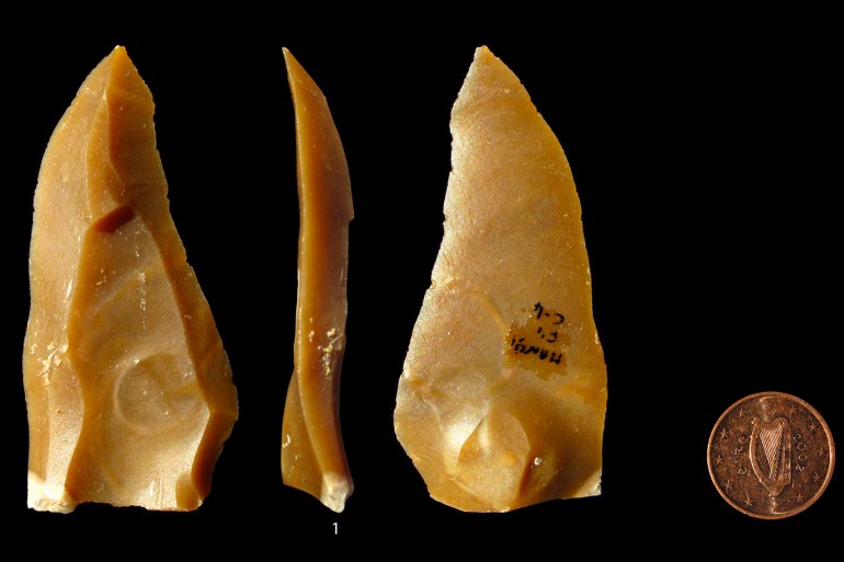 عينة من الأدوات الحجرية الصغيرة المدببة عثر عليها في جنوب فرنسا واستخدمت في صنع السهام (ساينس أدفانسز)