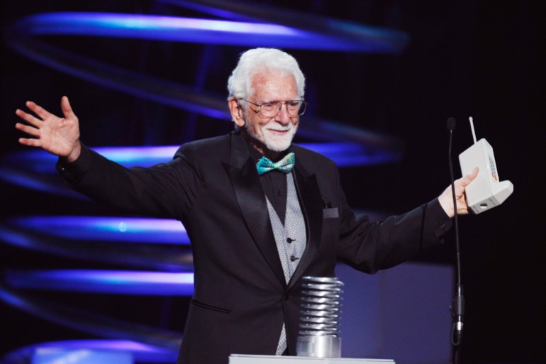 Martin Cooper, inventor of the world's first mobile phone, accepts a special achievement award during the 15th annual Webby Awards in New York June 13, 2011. REUTERS/Lucas Jackson (UNITED STATES - Tags: ENTERTAINMENT BUSINESS SCI TECH)