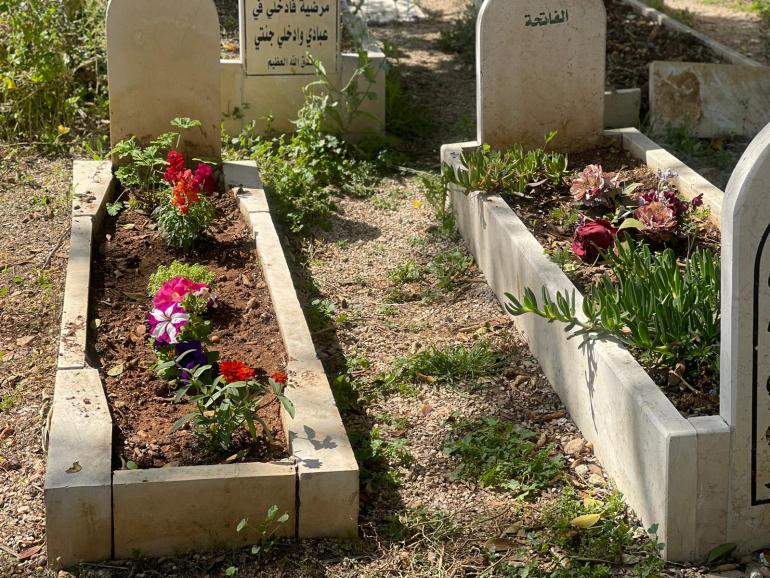 مخيم جنين فاطمة محمود الجزيرة نت قبر أحد الشهداء وتظهر زهور حديثة مزروعة عليه_