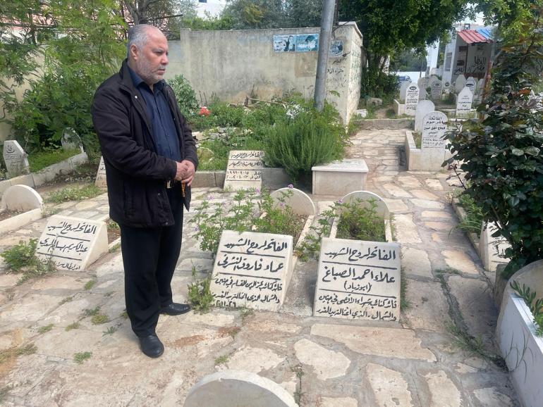 صورة 1 فلسطين 1 نيسان 2023 مخيم جنين فاطمة محمود الجزيرة نت جمال حويل أمام قبرين لشهادء معركة جنين