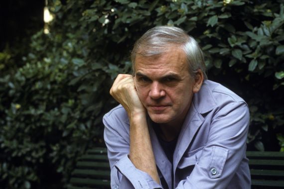 Czech author Milan Kundera on September 17, 1982 in Paris, France. (Photo by Francois LOCHON/Gamma-Rapho via Getty Images) الأديب التشيكي ميلان كونديرا