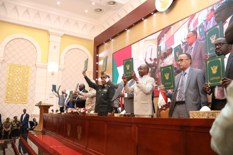 الإصلاح الأمني والعسكري يأتي ضمن الاتفاق الإطاري الموقع بين الأطراف السودانية (رويترز)
