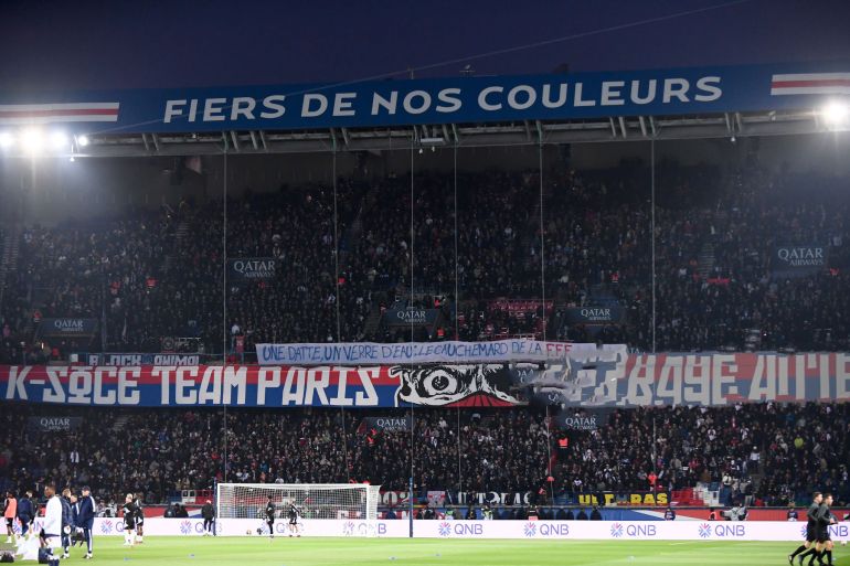 جماهير باريس سان جيرمان ترفع لافتة منددة بقرار الاتحاد الفرنسي منع إيقاف المباريات لإفطار اللاعبين (غيتي)