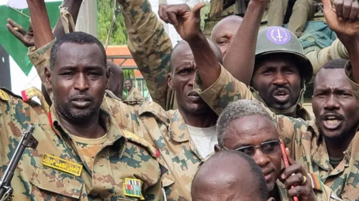 وزارة الدفاع السودانية تدعو متقاعدي الجيش وكل القادرين على حمل السلاح للتعبئة ردا على تجاوزات الدعم السريع