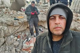 محمد براء من أمام ركام منزله في مدينة انطاكيا والذي سقط نتيجة الزلزال