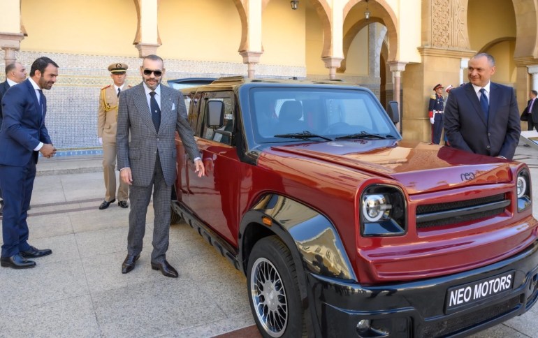 ملك المغرب يستعرض السيارة المغربية المحلية الصنع (وكالة المغرب العربي للأنباء)