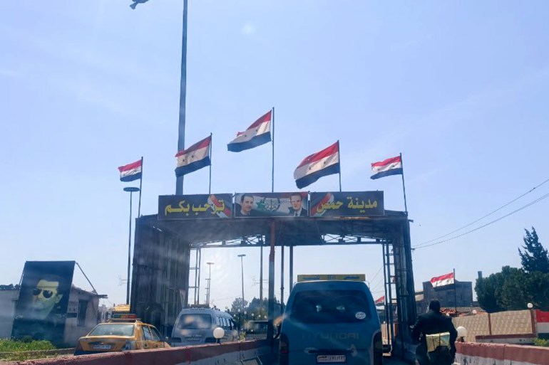 حاجز فرع المخابرات الجوية مدخل مدينة حمص الشمالي(الجزيرة)