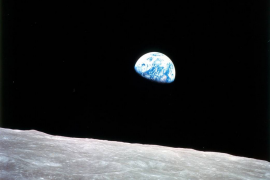 Apollo 8 pilot Bill Anders took this iconic photo of Earth from lunar orbit on Christmas Eve, Dec. 24, 1968. Earth’s continents—unique in the solar system—are visible, rising above the ocean. A study, published today in Science, uses laboratory experiments to show that the iron-depleted, oxidized chemistry typical of Earth’s continental crust likely did not come from crystallization of the mineral garnet, as a popular explanation proposed in 2018. One of the key consequences of Earth’s continental crust’s low iron content relative to oceanic crust is that it makes the continents less dense and more buoyant, causing the continental plates to sit higher atop the planet’s mantle than oceanic plates. This discrepancy in density and buoyancy is a major reason that the continents feature dry land while oceanic crusts are underwater, as well as why continental plates always come out on top when they meet oceanic plates at subduction zones. الصورة من ناسا
