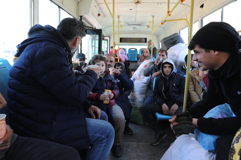 1 - سوريا - ريف إدلب- معبر باب الهوى - لاجئون سوريون في تركيا ينتقلون في حافلة إلى الحدود السورية -عمر يوسف
