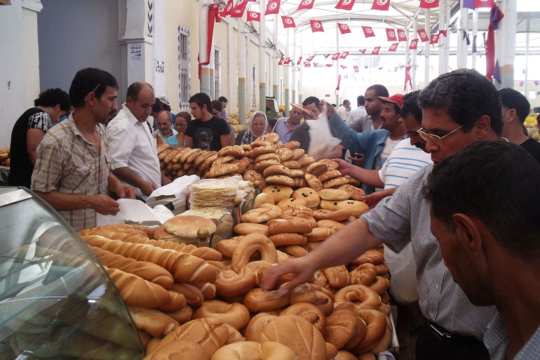 تهافت على شراء الخبز وسط نقص حاد في العرض/السوق المركزية/العاصمة تونس/مايو/آيار 2023