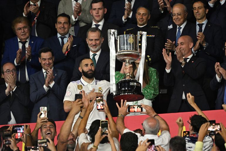 بنزيمة قائد ريال مدريد يرفع كأس إسبانيا