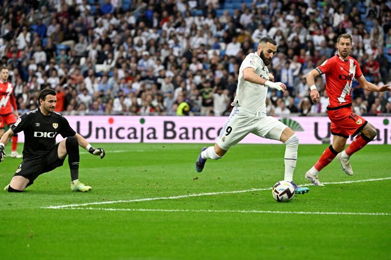 بنزيمة (وسط) سجل هدف التقديم لريال مدريد ضد رايو فاليكانو