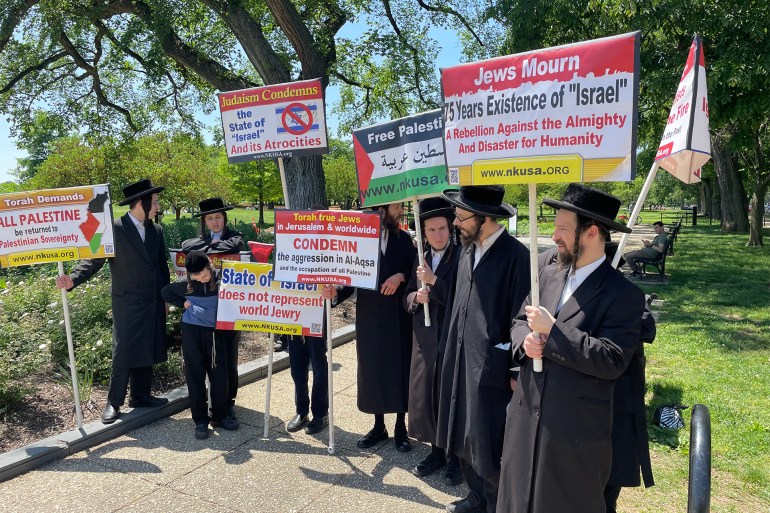 +The demonstration witnessed the participation of a class of ultra-Orthodox Jews who are hostile to the State of Israel for ideological reasons