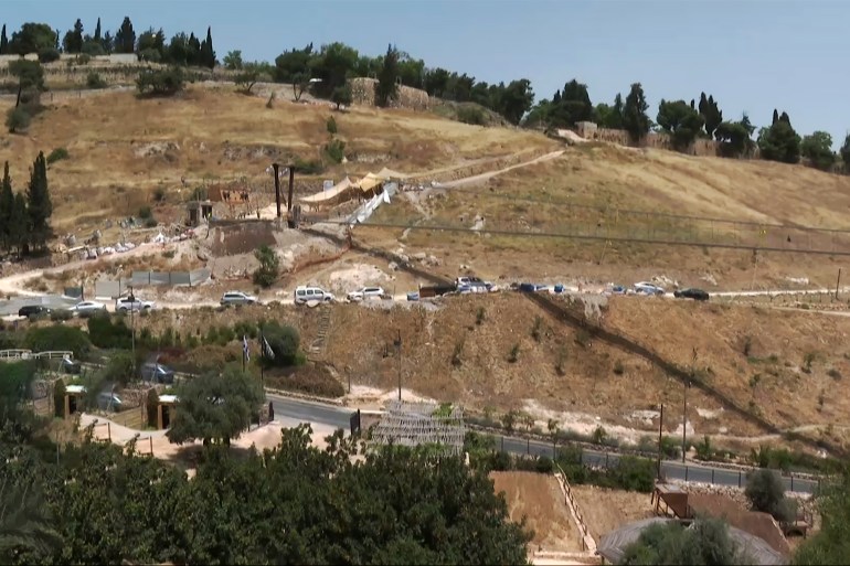 سلطات الاحتلال تدشن جسرا معلقا بحي سلوان في القدس يصل إلى جنوب المسجد الأقصى في إطار إجراءات للتهويد شاشة الجزيرة