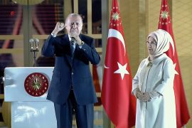 بعد فوزه في الجولة الثانية للاتخابات الرئاسية.. أردوغان يلقي خطاب النصر المصدر: شاشة الجزيرة