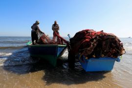 إصدار قرار حكومي بوقف الصيد في مناطق مختلفة زاد معاناة الصيادين (رويترز)