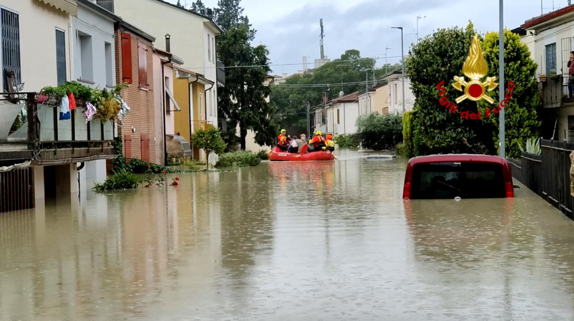 مقتل 5 أشخاص وإجلاء الآلاف بعد اجتياح فيضانات شمال إيطاليا