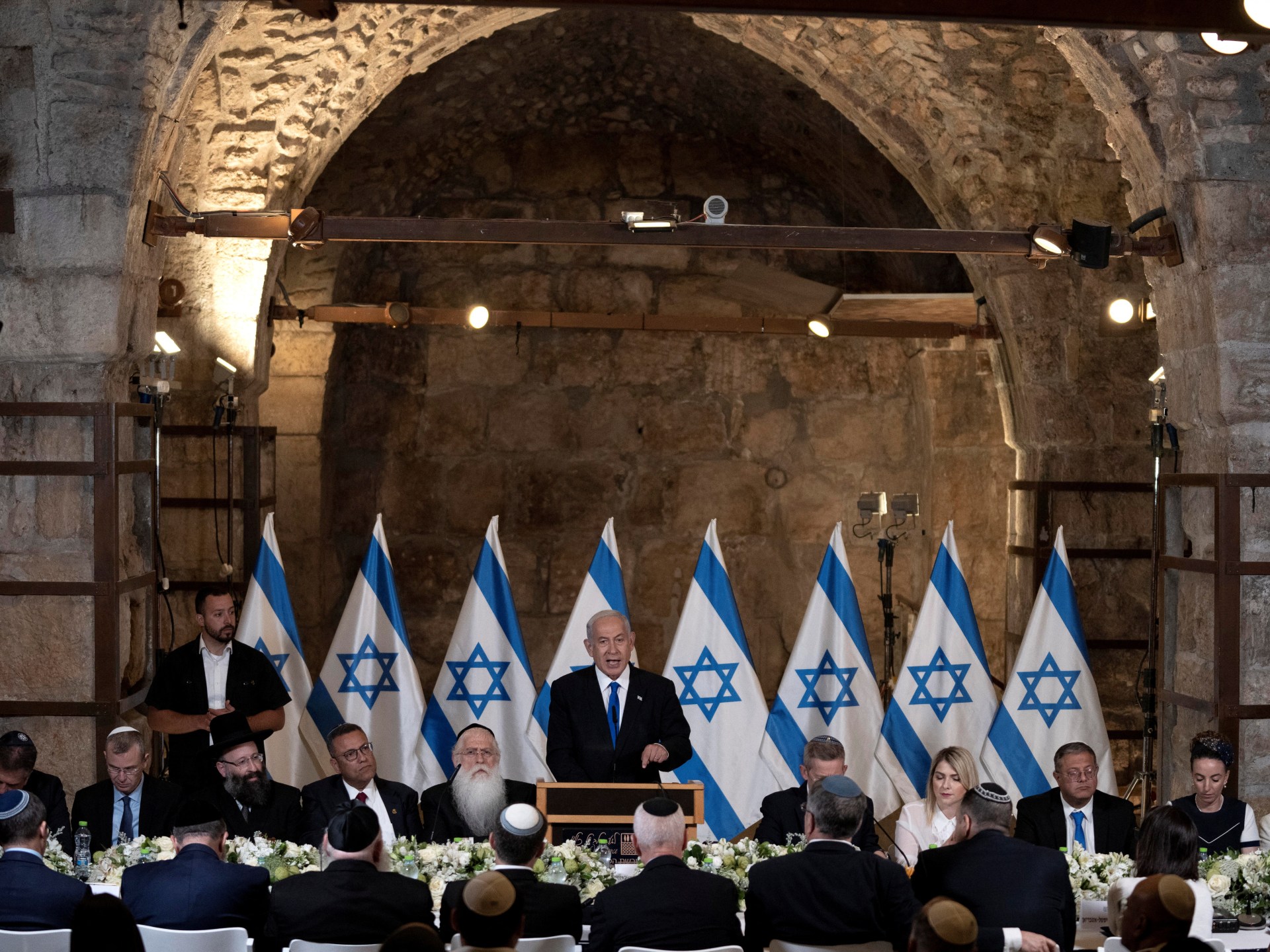 وصفتها حماس بحرب دينية.. نتنياهو يعقد اجتماع حكومته تحت الأقصى وبن غفير يقتحم ساحاته