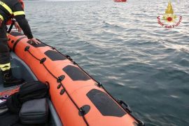 4 أشخاص بينهم ضابط موساد غرقوا بعد انقلاب قارب سياحي في بحيرة ماجوري شمال إيطاليا (رويترز)