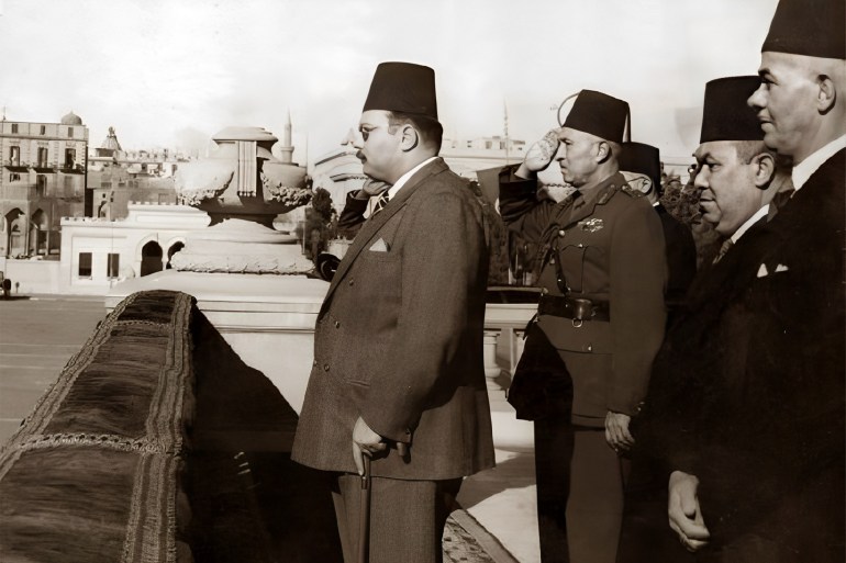 لملك فاروق في شرفة قصر عابدين مع وزير المعارف عبد الرزاق السنهوري .