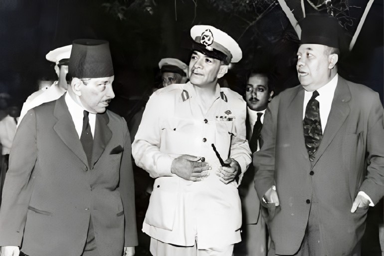 السنهوري باشا مع الرئيس محمد نجيب وعلى ماهر باشا
