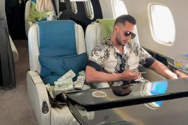 محمد رمضان يستعرض دولارات بجواره على الطائرة المصدر: حسابه الشخصي على انستغرام قبل حذفها