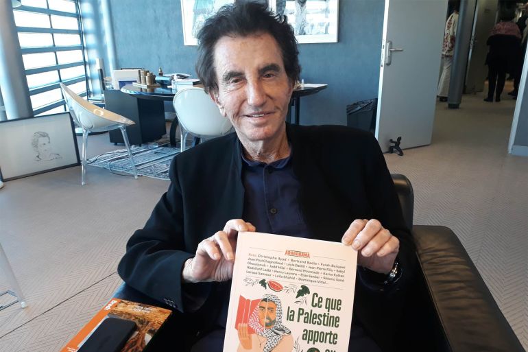 جاك لانغ رئيس معهد العالم العربي بباريس مع كتاب ما ستقدمه فلسطين للعالم
