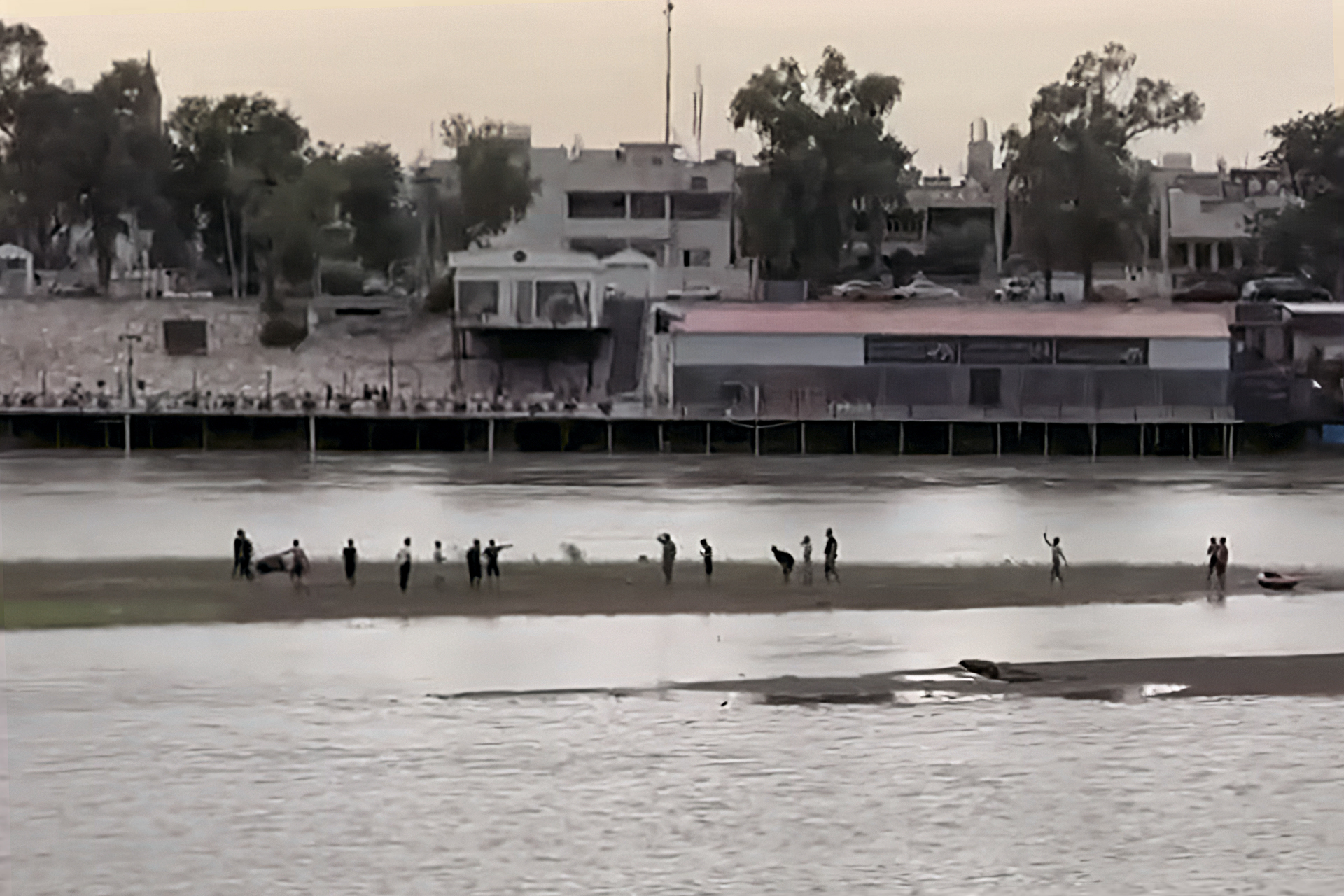 شاهد.. الجفاف يحول مساحات من نهر دجلة إلى ملعب كرة قدم | أخبار