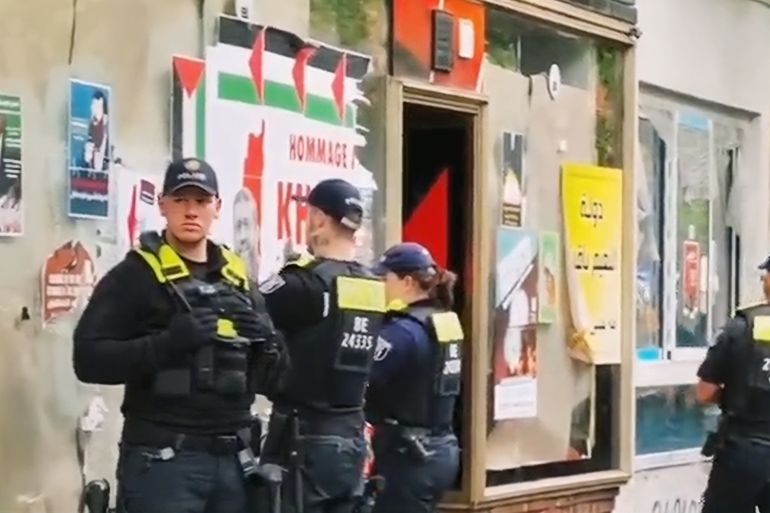 شرطة برلين تزيل لافتات تحمل اسم وصور الشهيد الشيخ خضر عدنان- المصدر: (حساب صامدون - تويتر )