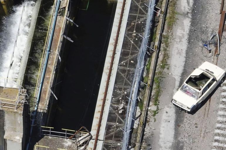 سيارة لادا ظهرت في فيلم لاسيوشيتد برس على الجسر الذي دمر في أوكرانيا